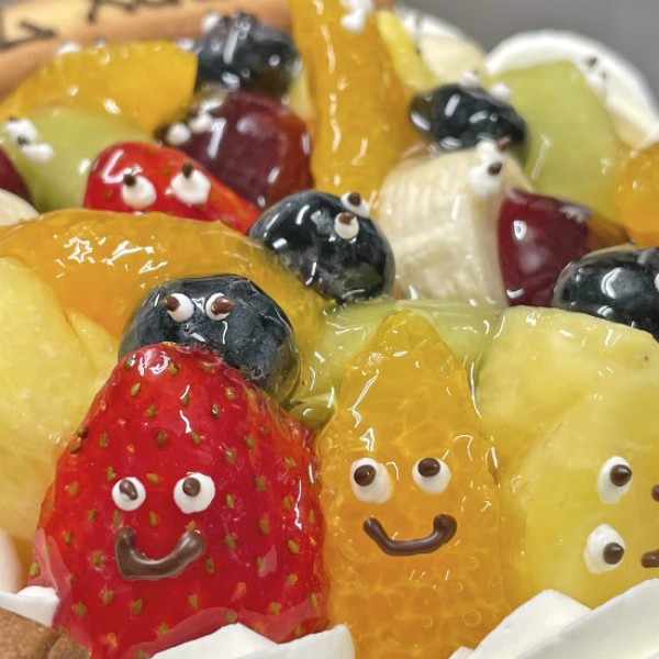 「フルーツに顔描くと可愛い」と人気サムネイル
